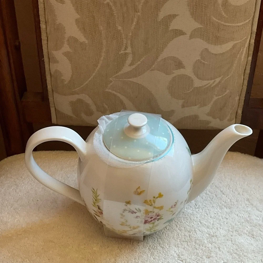 Grace Pantry Roses & Flowers w Polka Dots Tea Pot